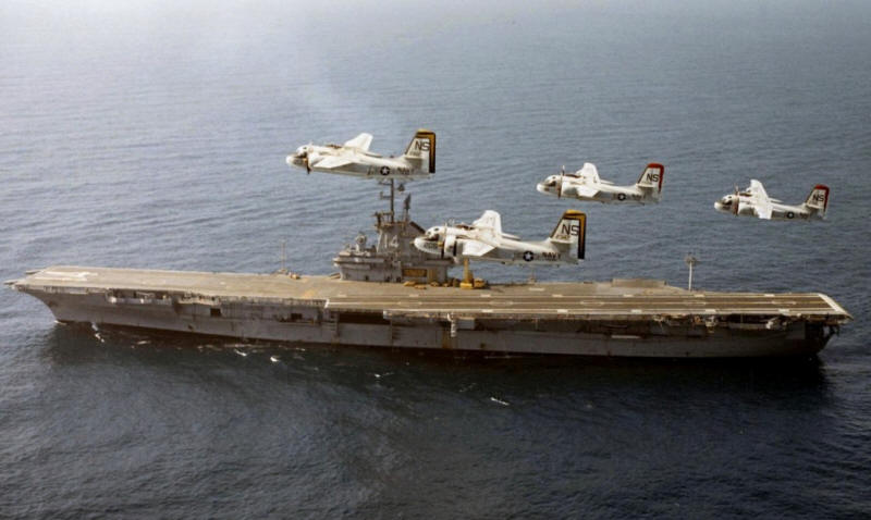 USS_Ticonderoga_CVS-14_with_S-2E_Trackers_1970.jpg